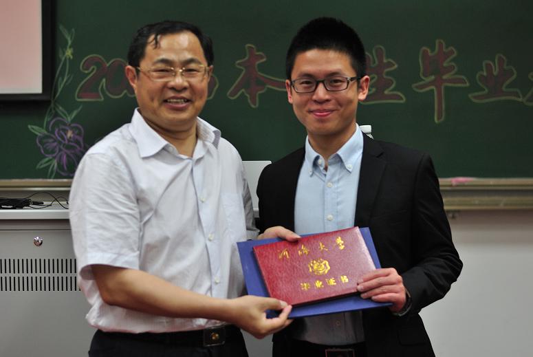 经理王超院士给毕业生代表颁发证书